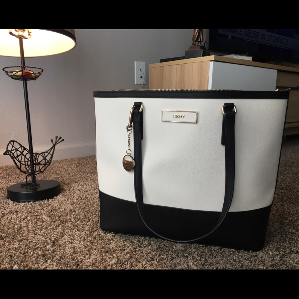 💥Price Drop💥 DKNY Signature Tote